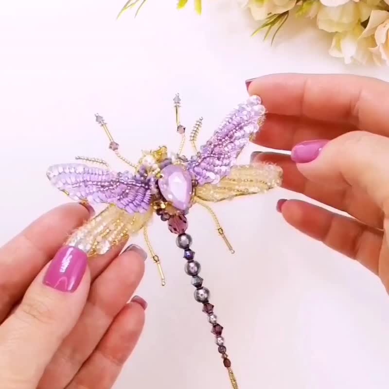 Brooch dragonfly/flyinsect /Handmade brooch /Cristal brooch /jewellery - 胸针 - 水晶 紫色