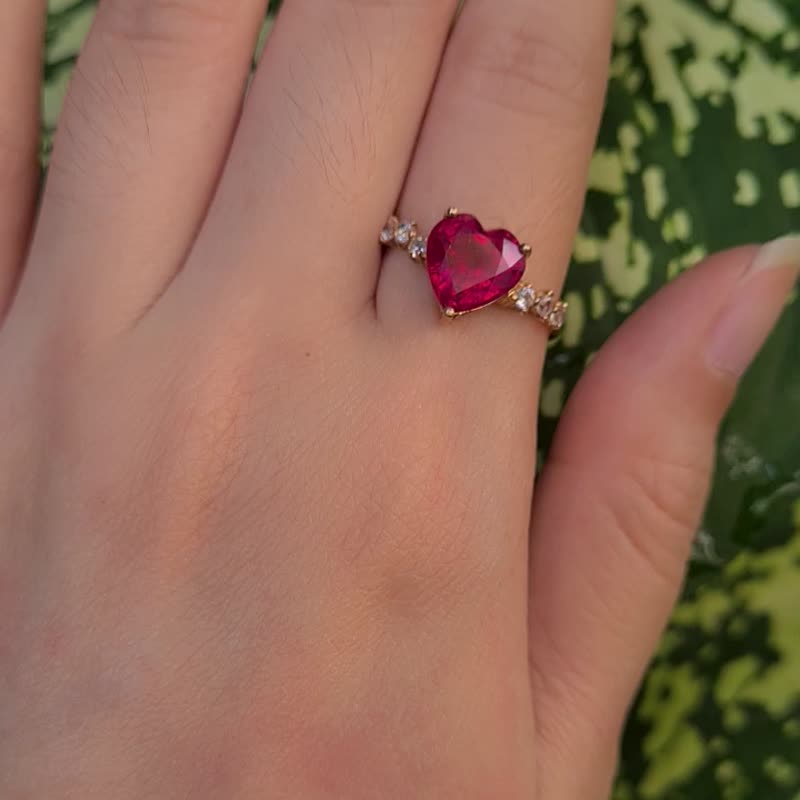 天然心形红宝石配白托帕石银镀玫瑰金戒指 - 戒指 - 宝石 红色