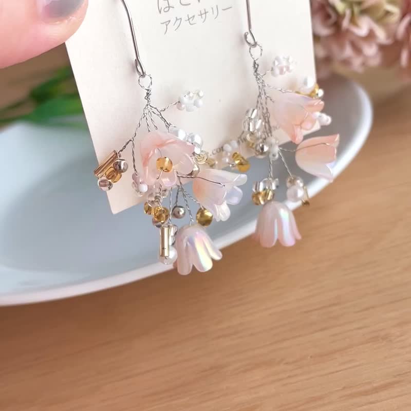 お花のビーズピアス(白ピンク) - 耳环/耳夹 - 塑料 白色