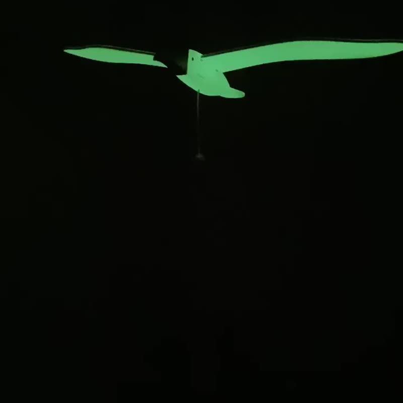 Luminous flying bird mobile; Hanging decor; Interior toy; Glow in the dark bird - 摆饰 - 木头 白色