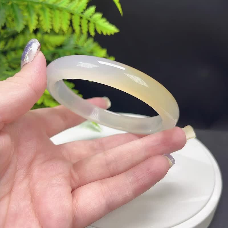 精品 浅灰玛瑙手镯 67MM 冰润起光 飘一抹金 玉髓手环 玲珑闺秀 - 手链/手环 - 半宝石 灰色