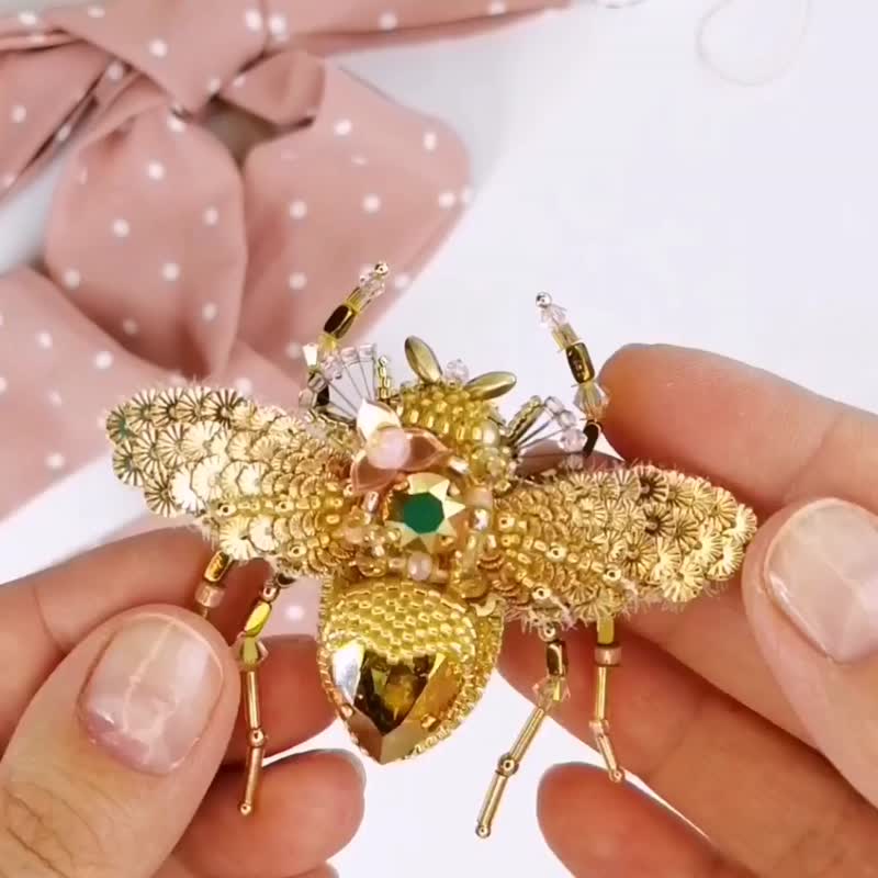 Brooch bee Gold/ flyinsect /brooch handmade /brooch insect /jewellery / pin - 胸针 - 水晶 金色